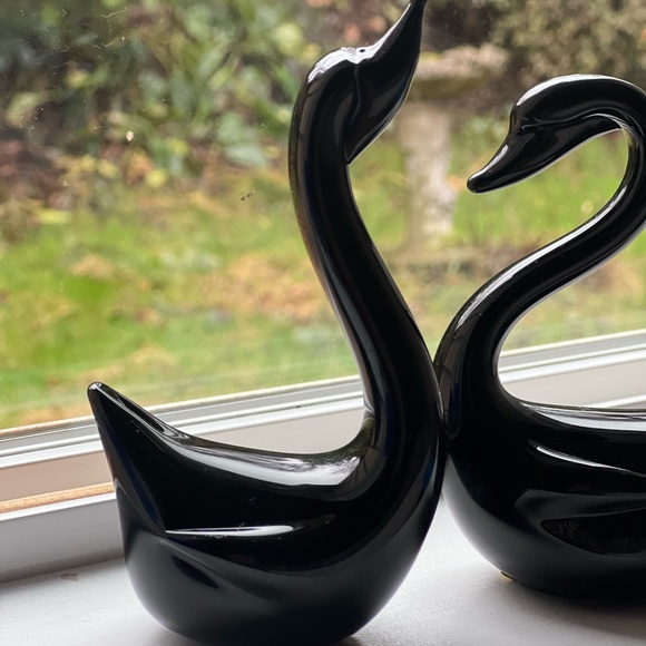 VTG PAIR OF BLACK CROWNING TOUCH GLASS SWANS - Picture 3 of 8